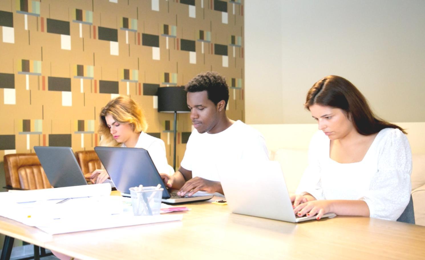 Équipe créative collaborant sur un projet de montage dans un studio moderne